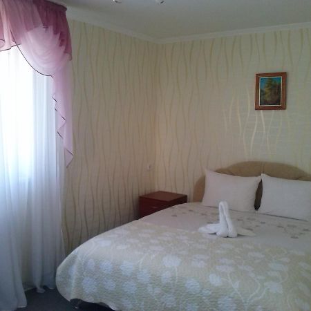 Kak V Gostinice Hadiach Exterior photo