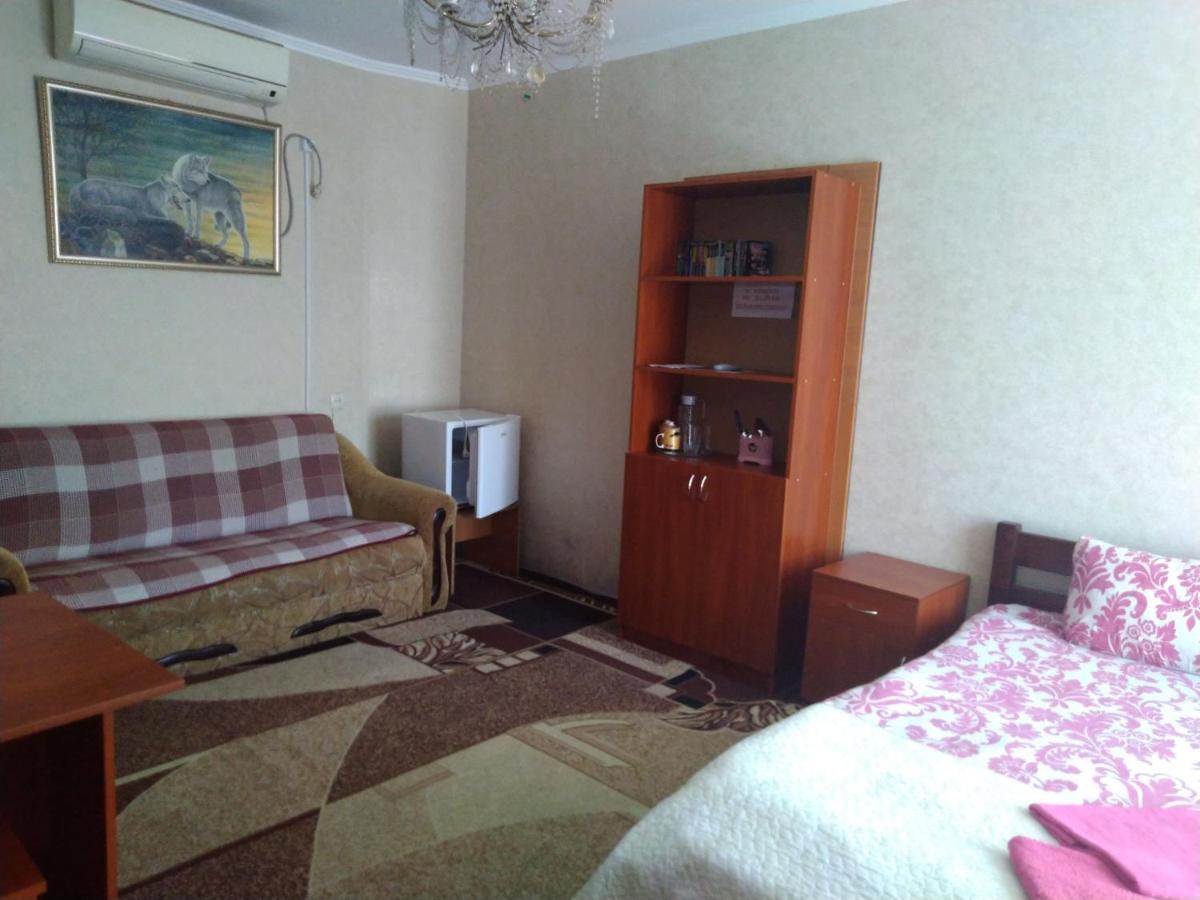 Kak V Gostinice Hadiach Exterior photo