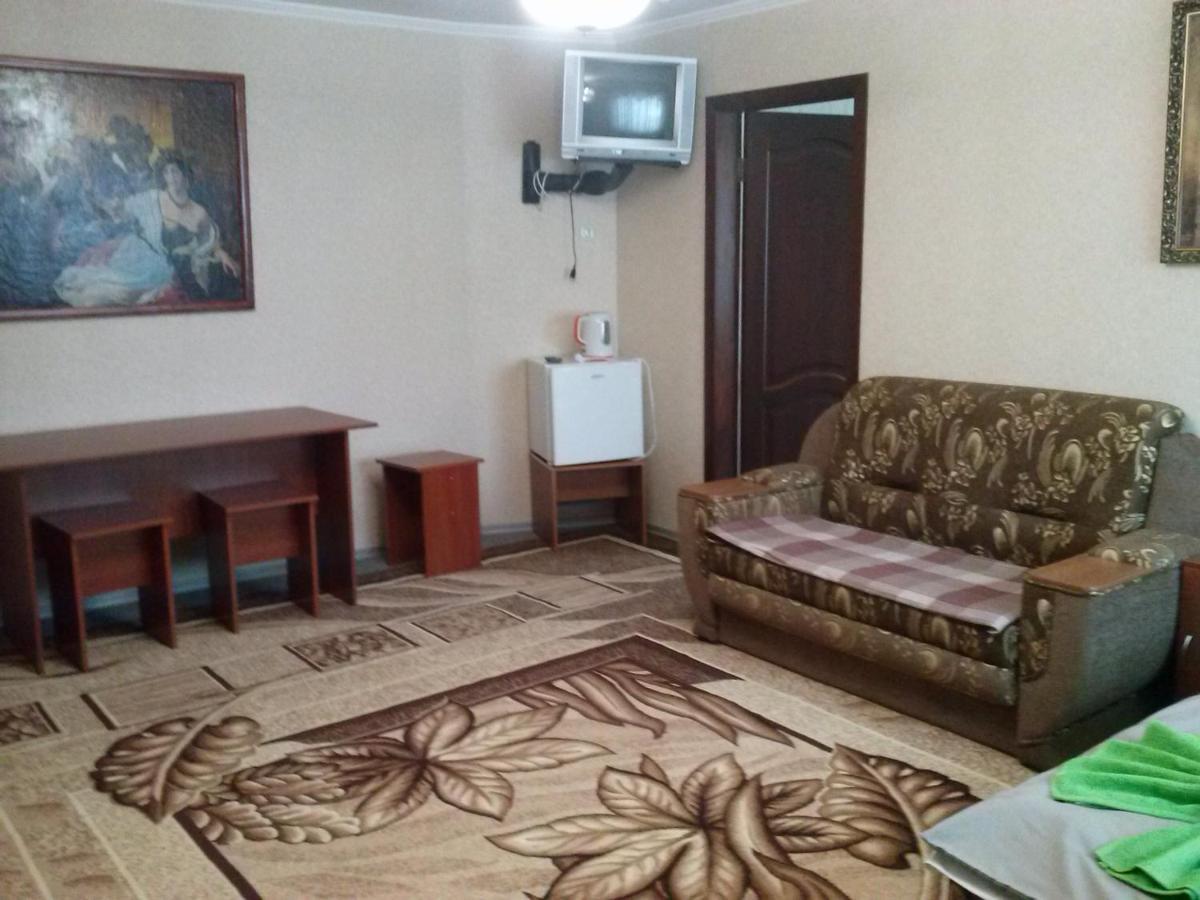 Kak V Gostinice Hadiach Exterior photo
