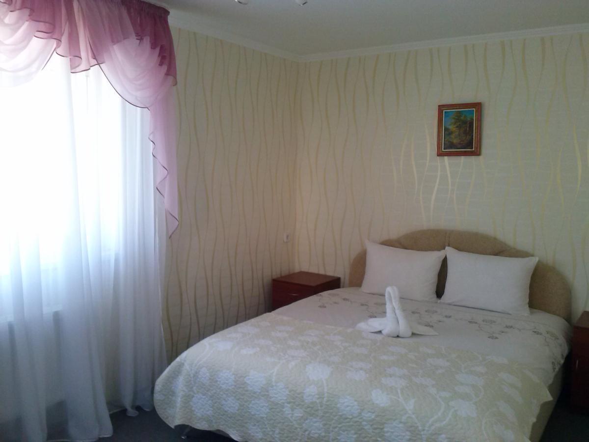 Kak V Gostinice Hadiach Exterior photo